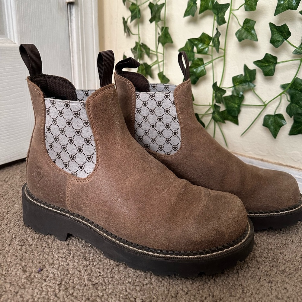 Ariat Chelsea style fat baby boots Size 8B